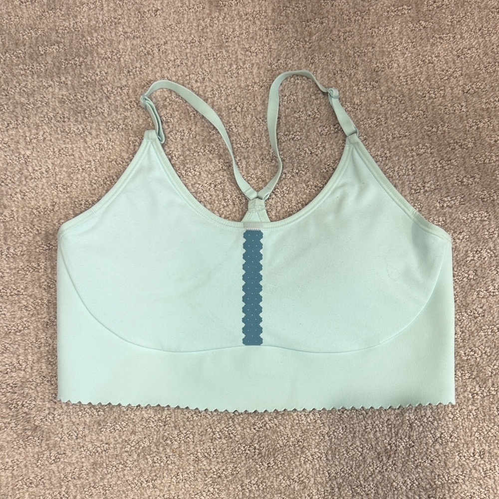Nike women’s light support scalloped sports bra
